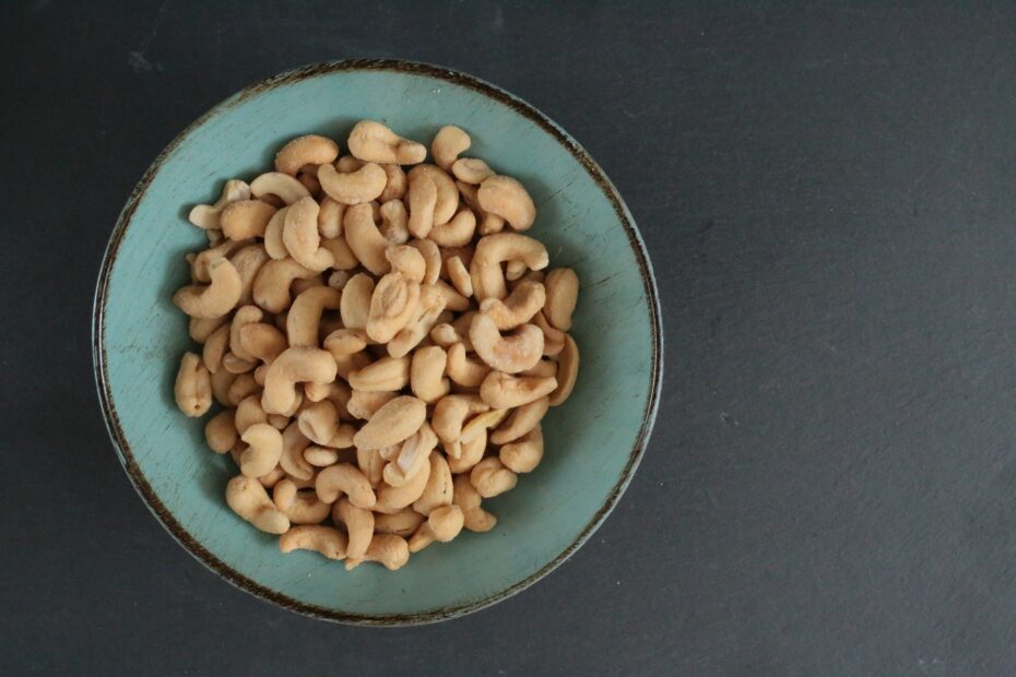 Are Cashews Keto-Friendly (& Better Substitutes)