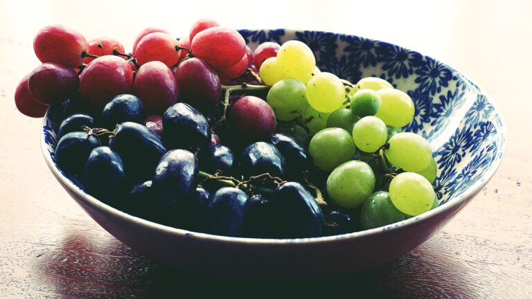 How Many Calories In Red, Green, And Black Grapes